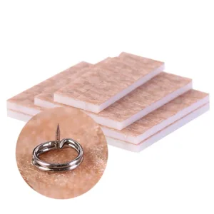 מחטי דיקור לאוזניים מבט תקריב